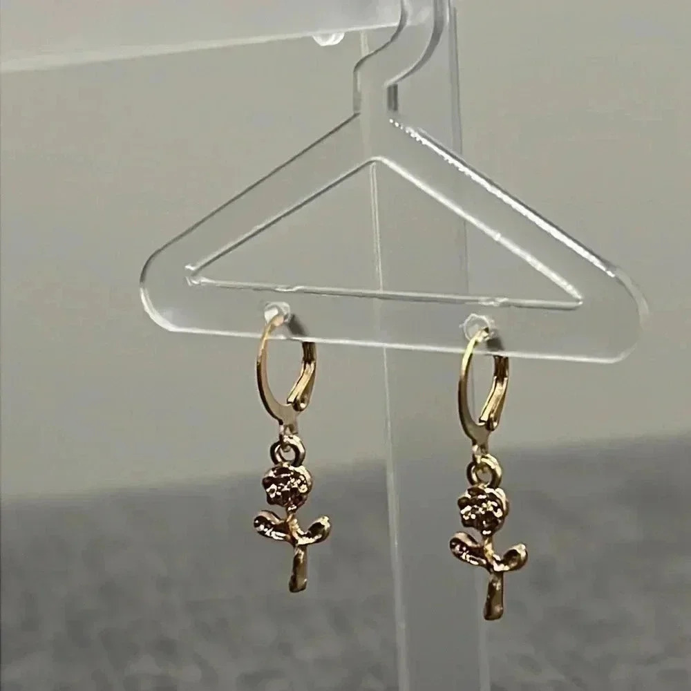 NWT  rose earrings